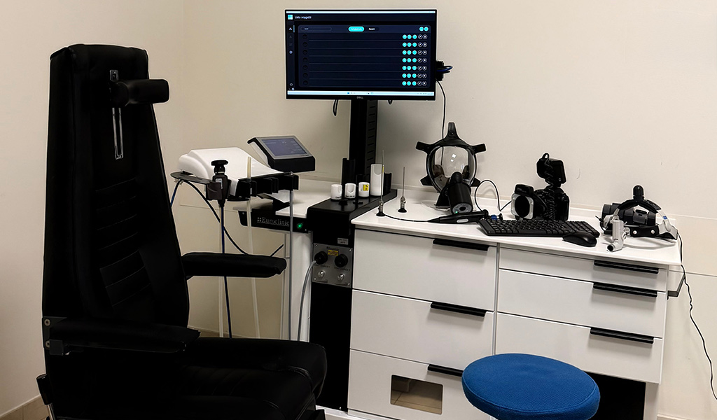 Banco da visita di Otorinolaringoiatria corredato da: Rinomanometro, Endoscopi rigidi e flessibile, telecamera, fonte luminosa, clar, macchina fotografica Banco da visita di Otorinolaringoiatria corredato da: Rinomanometro, Endoscopi rigidi e flessibile, telecamera, fonte luminosa, clar, macchina fotografica