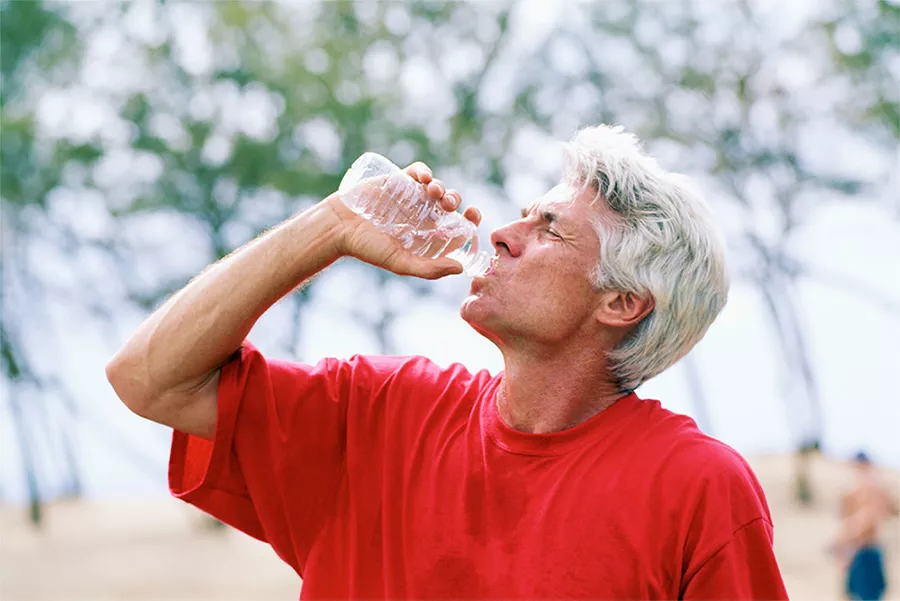 Anziani, come difendersi dal caldo: 10 bicchieri d’acqua, pesce e frullati